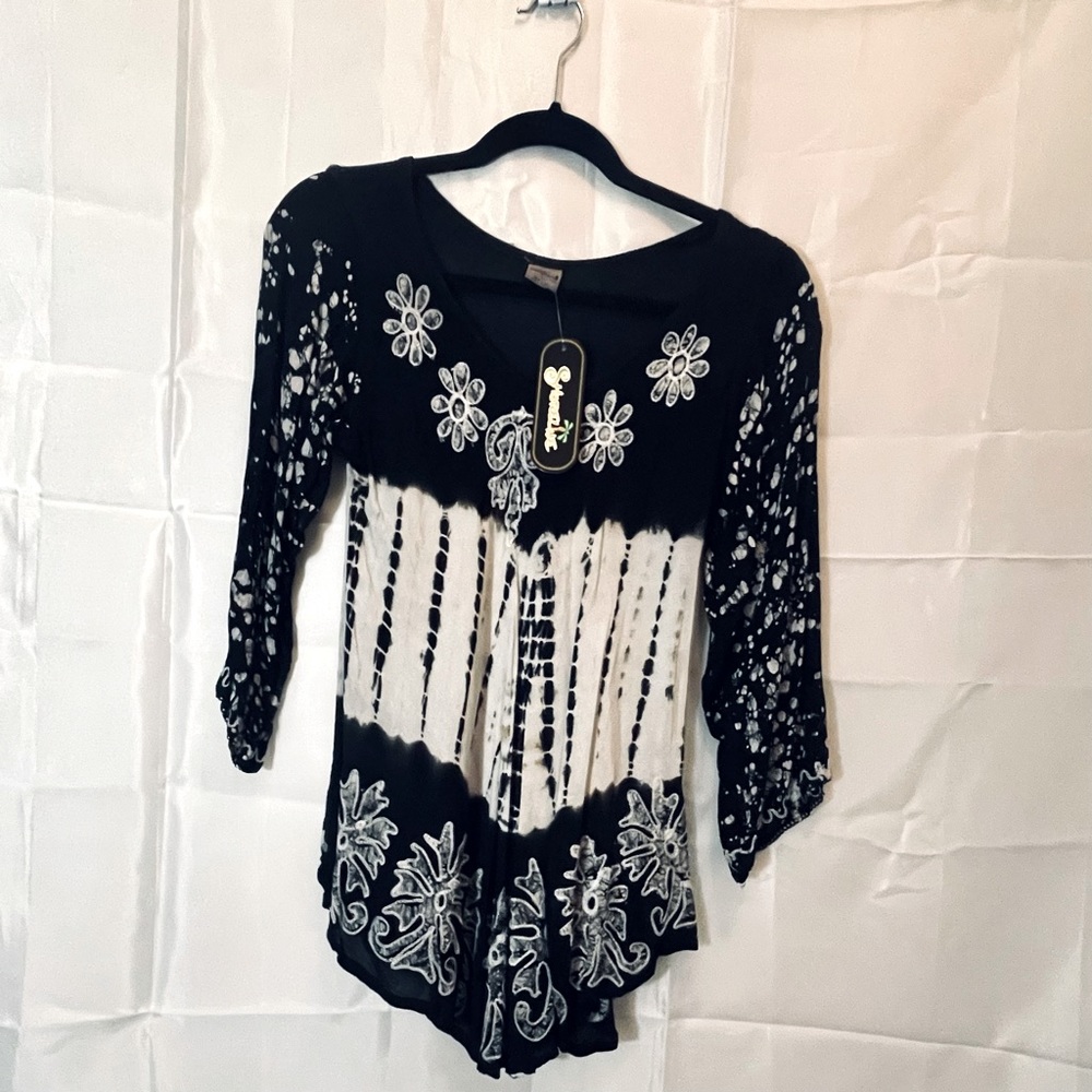 Shoreline Black and White 3/4 Sleeve Top